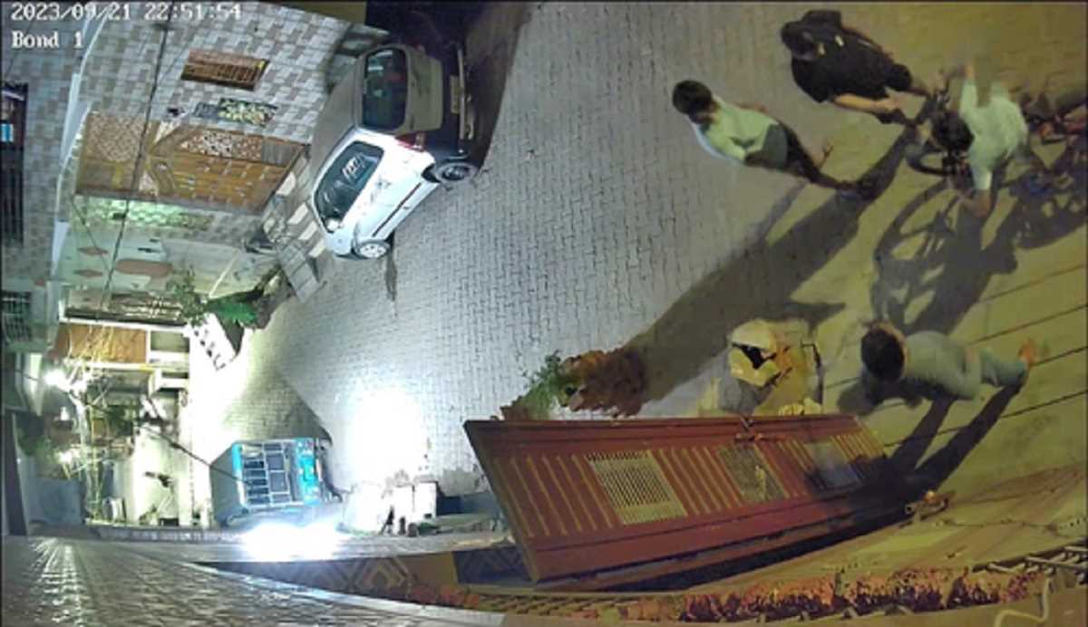 गाजियाबाद में युवक को चार लोगों ने डंडों से पीटा, सीसीटीवी में घटना हुई कैद